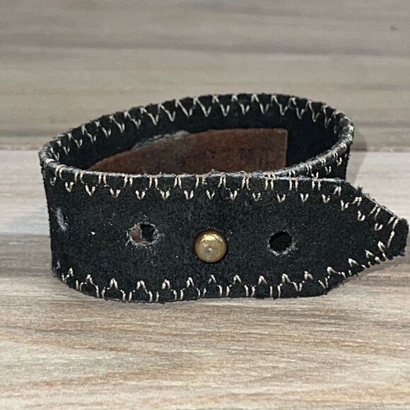 Twine & Twig Chunky Shell Suede Strap Artisan Jewelry Pendant bBracelet - Picture 2 of 6